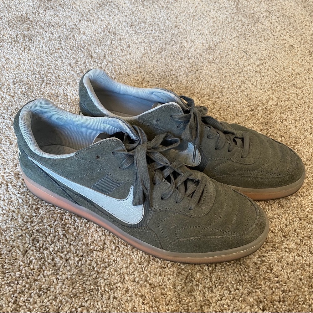 Men’s retro Nike shoes size 11